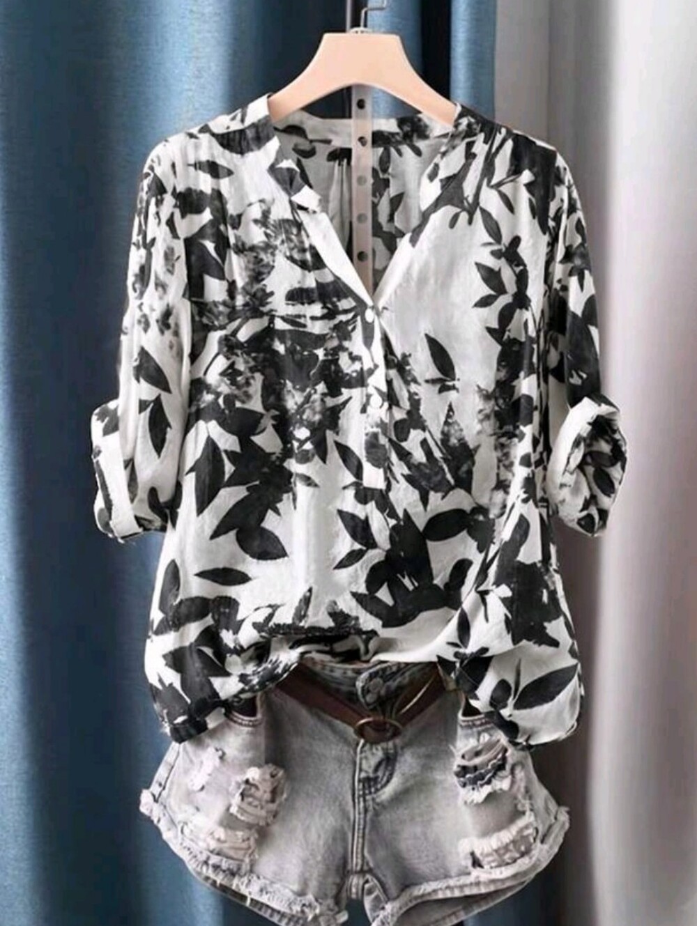 BRAND NEW ** Women's Black & White Floral V-Neck Blouse